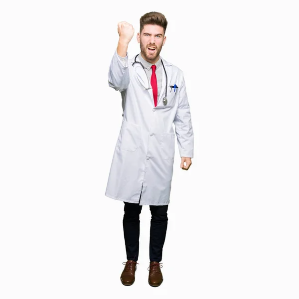 Ung Snygg Läkare Man Klädd Medicinsk Coat Arg Och Galen — Stockfoto