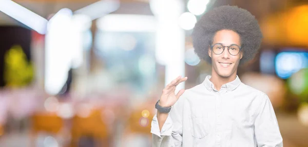 Młody Człowiek African American Afro Włosów Okularach Gestykulacji Rąk Wyświetlono — Zdjęcie stockowe