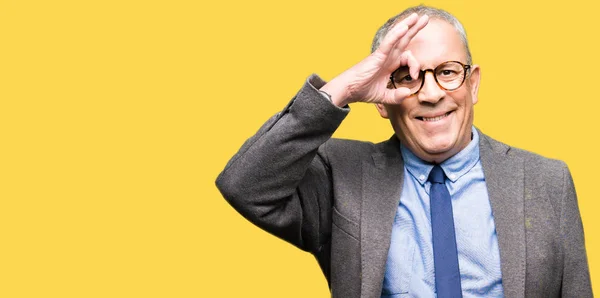 Stilig Senior Businesss Man Bär Glasögon Och Slips Gör Gest — Stockfoto
