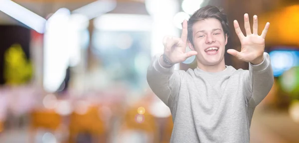 Ung Snygg Sportig Man Klädd Sweatshirt Över Isolerad Bakgrund Visar — Stockfoto