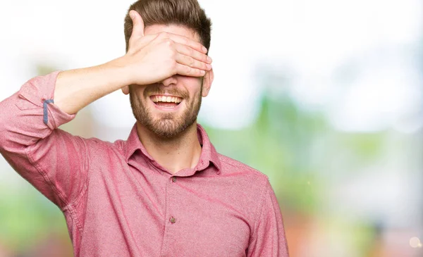 Jovem Bonito Homem Casual Negócios Sorrindo Rindo Com Mão Rosto — Fotografia de Stock