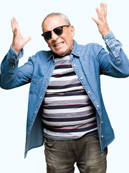 Knappe Senior Man Dragen Denim Jasje Zonnebril Gekke Gekke Schreeuwen — Stockfoto