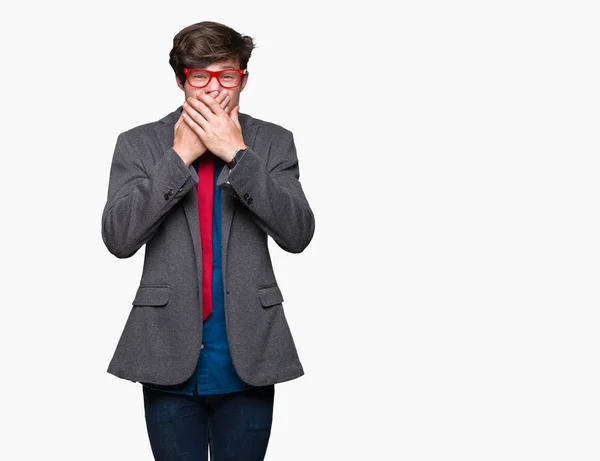 Junger Gutaussehender Geschäftsmann Mit Roter Brille Vor Isoliertem Hintergrund Schockiert — Stockfoto