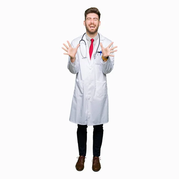 Ung Snygg Läkare Man Klädd Medicinsk Coat Firar Arg Och — Stockfoto