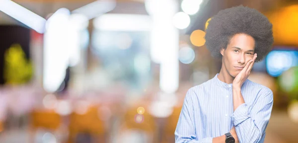 Giovane Uomo Afro Americano Con Capelli Afro Pensare Cercando Stanco — Foto Stock