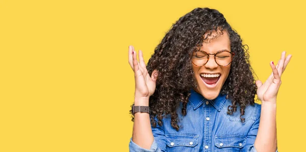 Joven Hermosa Mujer Con Pelo Rizado Con Gafas Celebrando Loco —  Fotos de Stock