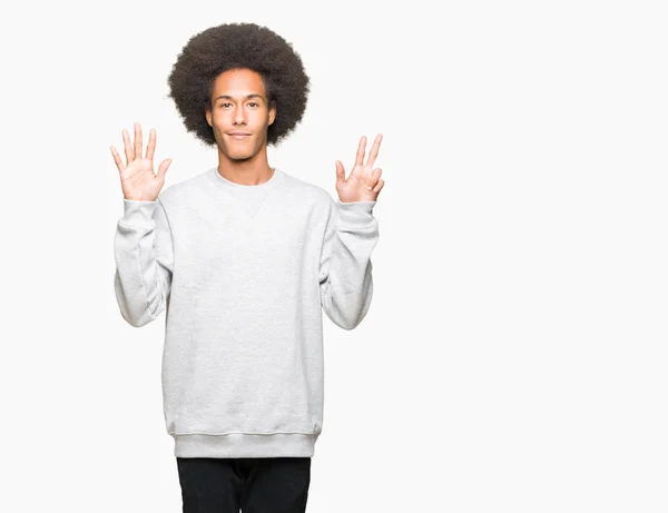 Jovem Americano Africano Com Cabelo Afro Vestindo Camisola Esportiva Mostrando — Fotografia de Stock