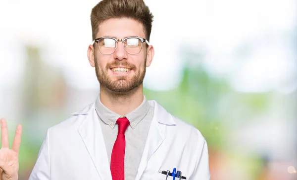 Ung Vacker Forskare Man Bär Glasögon Visar Och Pekar Uppåt — Stockfoto