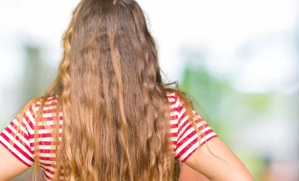 Junge Schöne Frau Mit Brille Die Rückwärts Steht Und Mit — Stockfoto