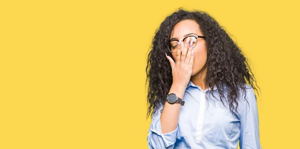 Jonge Mooie Zakelijke Meisje Met Krullend Haar Dragen Bril Verveeld — Stockfoto