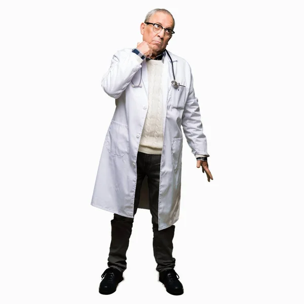 Όμορφος Ανώτερος Γιατρός Άνθρωπος Φορώντας Ιατρική Παλτό Χέρι Στο Πηγούνι — Φωτογραφία Αρχείου