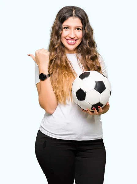 Junge Erwachsene Frau Hält Fußballball Der Hand Und Zeigt Mit — Stockfoto