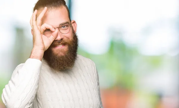 Νέοι Hipster Άνδρα Που Φοράει Γυαλιά Και Χειμώνα Πουλόβερ Κάνει — Φωτογραφία Αρχείου