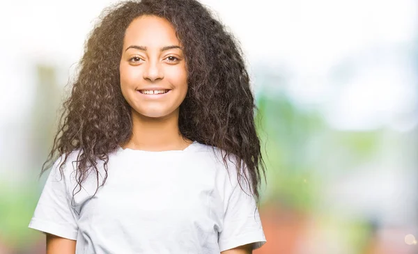 Giovane Bella Ragazza Con Capelli Ricci Indossa Casual Shirt Bianca — Foto Stock