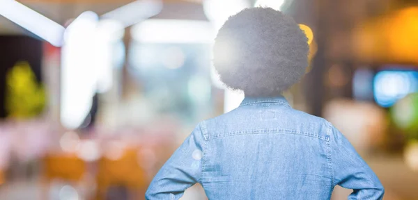 Giovane Uomo Afro Americano Con Capelli Afro Piedi All Indietro — Foto Stock