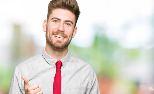 Joven Hombre Negocios Guapo Haciendo Gesto Feliz Con Mano Aprobación —  Fotos de Stock