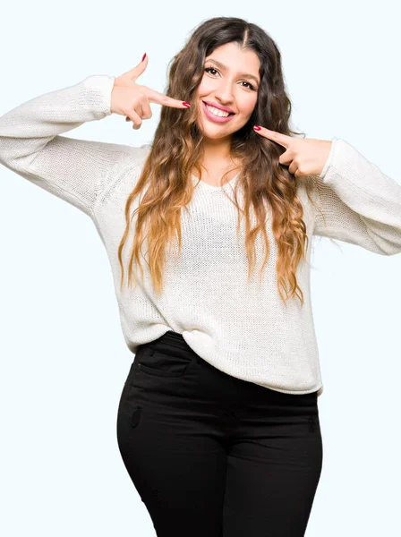 Jovem Mulher Bonita Vestindo Suéter Branco Sorrindo Confiante Mostrando Apontando — Fotografia de Stock