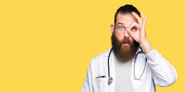 Giovane Uomo Medico Biondo Con Barba Indossa Cappotto Medico Facendo — Foto Stock