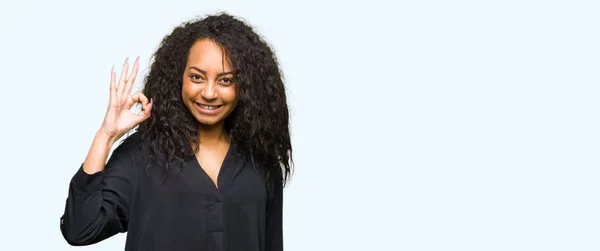 Giovane Bella Ragazza Con Capelli Ricci Indossa Abito Elegante Sorridente — Foto Stock