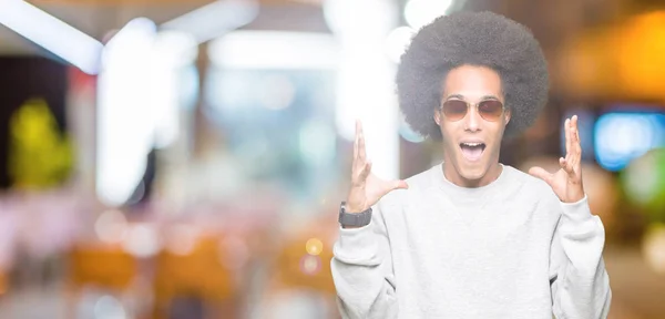 Americký Mladík Afro Vlasy Nosí Sluneční Brýle Slaví Mad Crazy — Stock fotografie