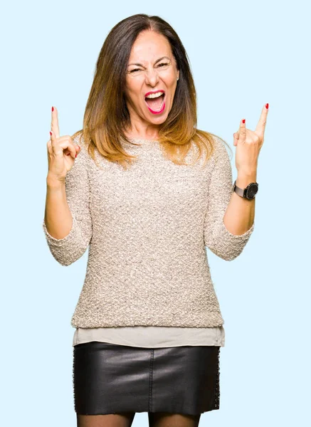 Beautiful Middle Age Woman Wearing Fashion Sweater Shouting Crazy Expression — Stock Photo, Image