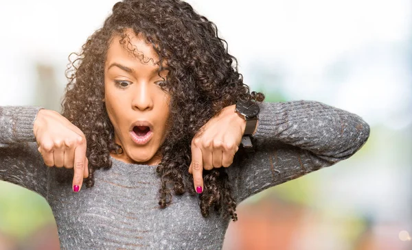 Jeune Belle Femme Aux Cheveux Bouclés Portant Pull Gris Pointant — Photo