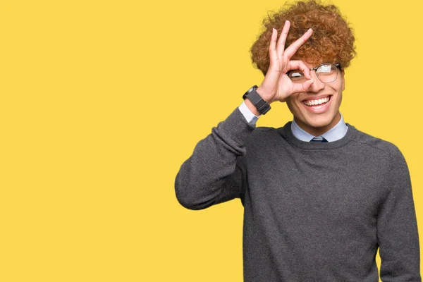 Fiatal Jóképű Üzletember Afro Hajú Szemüveg Csinál Gesztus Kézzel Mosolygó — Stock Fotó