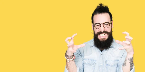 Homem Jovem Hipster Com Cabelos Longos Barba Usando Óculos Grito — Fotografia de Stock
