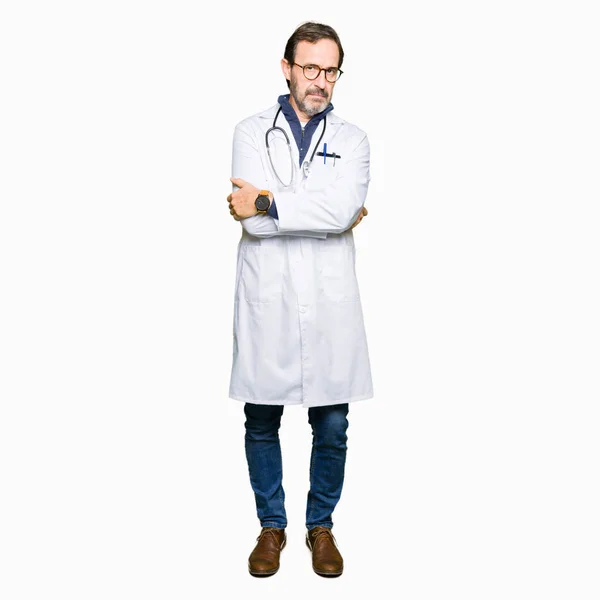 Przystojny Średnim Wieku Lekarz Człowiek Ubrany Medycznych Płaszcz Sceptykiem Nerwowy — Zdjęcie stockowe