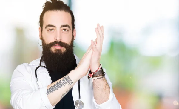 Dokter Dengan Rambut Panjang Mengenakan Mantel Medis Dan Stetoskop Bertepuk — Stok Foto