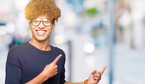 Junger Gutaussehender Mann Mit Afro Brille Der Lächelnd Die Kamera — Stockfoto