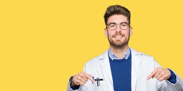 Jovem Cientista Bonito Homem Usando Óculos Olhando Confiante Com Sorriso — Fotografia de Stock