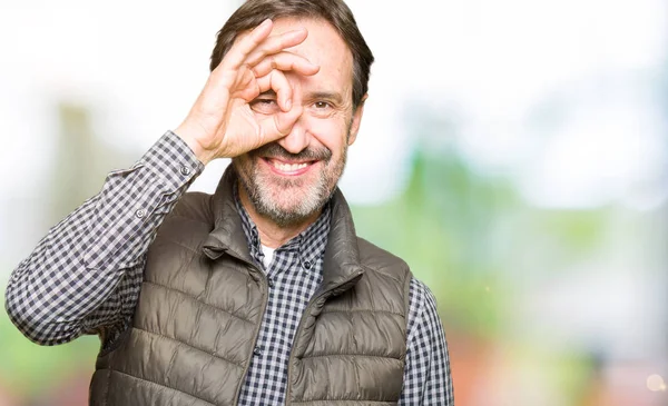 Orta Yaş Yakışıklı Adam Gülümsüyor Parmakları Ile Mutlu Yüz Üzerinden — Stok fotoğraf