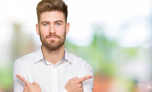 Jonge Knappe Zakenman Pointing Aan Beide Zijden Met Vingers Andere — Stockfoto