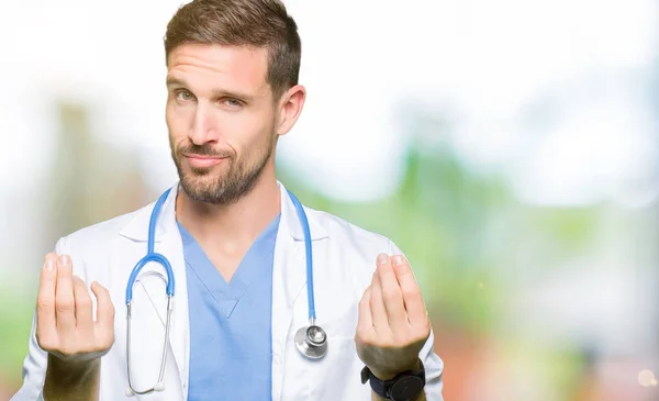 Hombre Guapo Doctor Vistiendo Uniforme Médico Sobre Fondo Aislado Haciendo —  Fotos de Stock