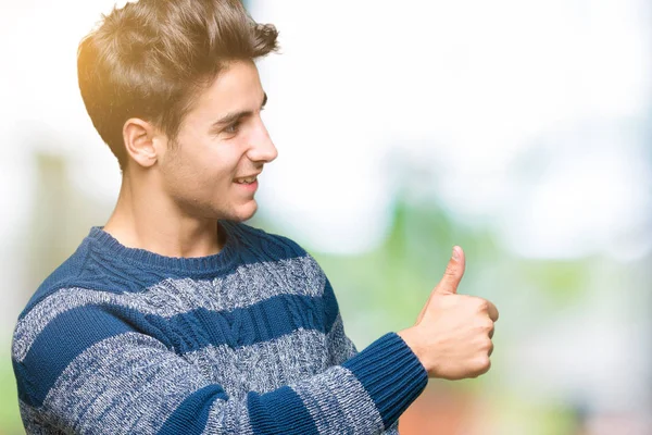 Joven Hombre Guapo Sobre Fondo Aislado Mirando Orgulloso Sonriendo Haciendo —  Fotos de Stock