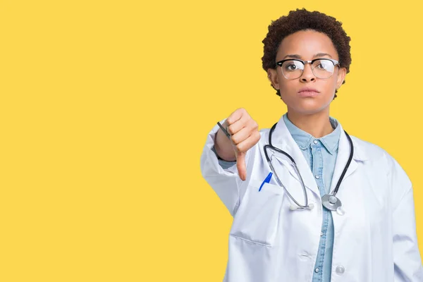 Fiatal Afro Amerikai Orvos Visel Orvosi Kabát Boldogtalan Dühös Mutatja — Stock Fotó