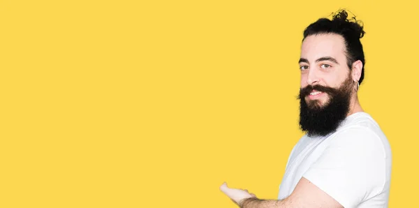 Homem Jovem Hipster Com Cabelos Longos Barba Vestindo Camiseta Branca — Fotografia de Stock