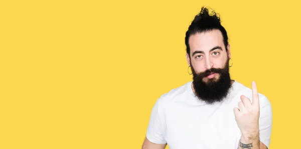 Jovem Hipster Homem Com Cabelos Longos Barba Vestindo Casual Branco — Fotografia de Stock