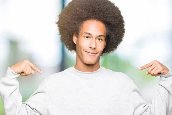 Afro Saç Ile Genç Afrikalı Amerikalı Adam Sportif Sweatshirt Clueless — Stok fotoğraf