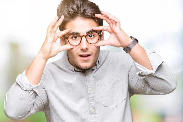 Junger Gutaussehender Mann Mit Brille Vor Isoliertem Hintergrund Der Versucht — Stockfoto