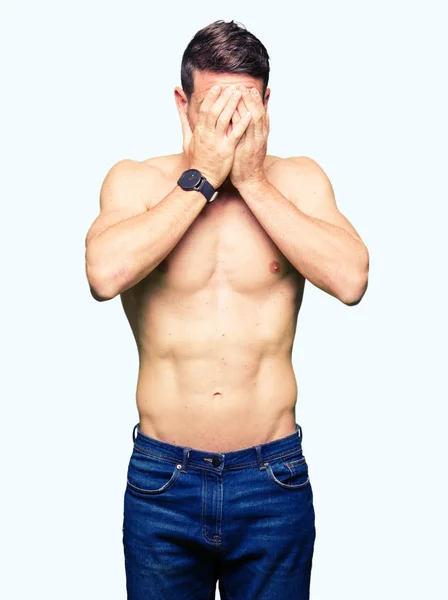Bell Uomo Senza Maglietta Che Mostra Petto Nudo Con Espressione — Foto Stock