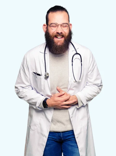 Mladá Blonďatá Lékař Muž Vousy Nosit Lékařské Kabát Úsměvem Smíchy — Stock fotografie