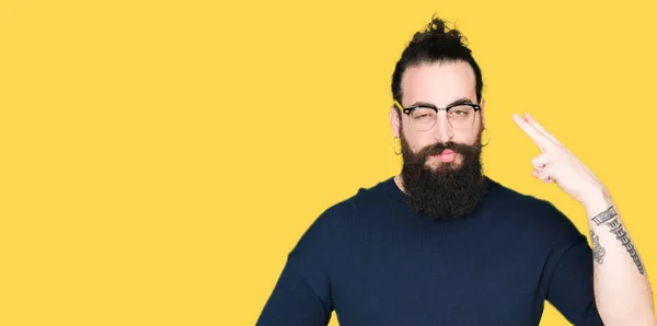 Jonge Hipster Man Met Lange Haren Baard Dragen Brillen Schieten — Stockfoto