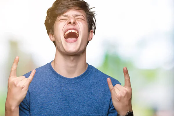 Homem Bonito Jovem Vestindo Camiseta Azul Sobre Fundo Isolado Gritando — Fotografia de Stock