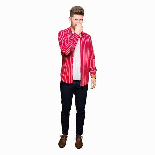 Junger Gutaussehender Mann Rotem Hemd Der Etwas Stinkendes Und Ekelhaften — Stockfoto