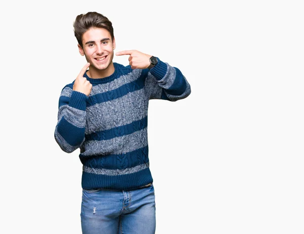 Joven Hombre Guapo Sobre Fondo Aislado Sonriendo Confiado Mostrando Señalando —  Fotos de Stock