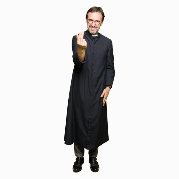 Prêtre Âge Moyen Homme Robe Catholique Beckoning Venir Ici Geste — Photo