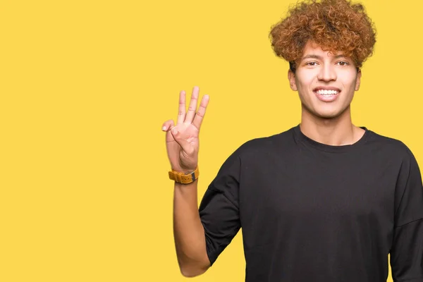 Mladý Pohledný Muž Vlasy Černém Tričku Ukazující Prsty Číslo Tři — Stock fotografie