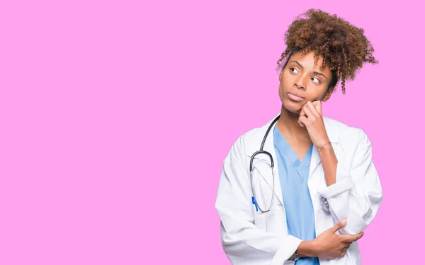 Joven Mujer Médica Afroamericana Sobre Fondo Aislado Con Mano Barbilla — Foto de Stock